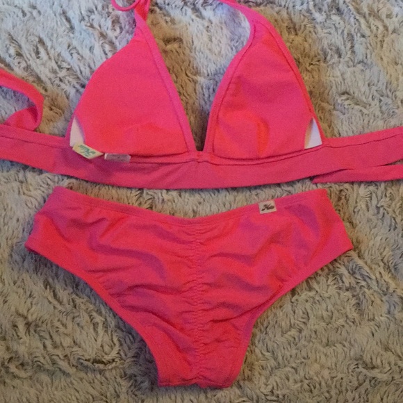 Hobie removable pads halter style bikini. - Picture 3 of 6